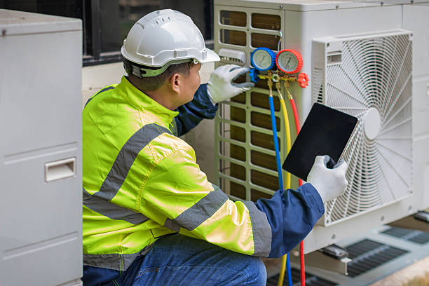Professional Hvac technician working in Hubbard, OR